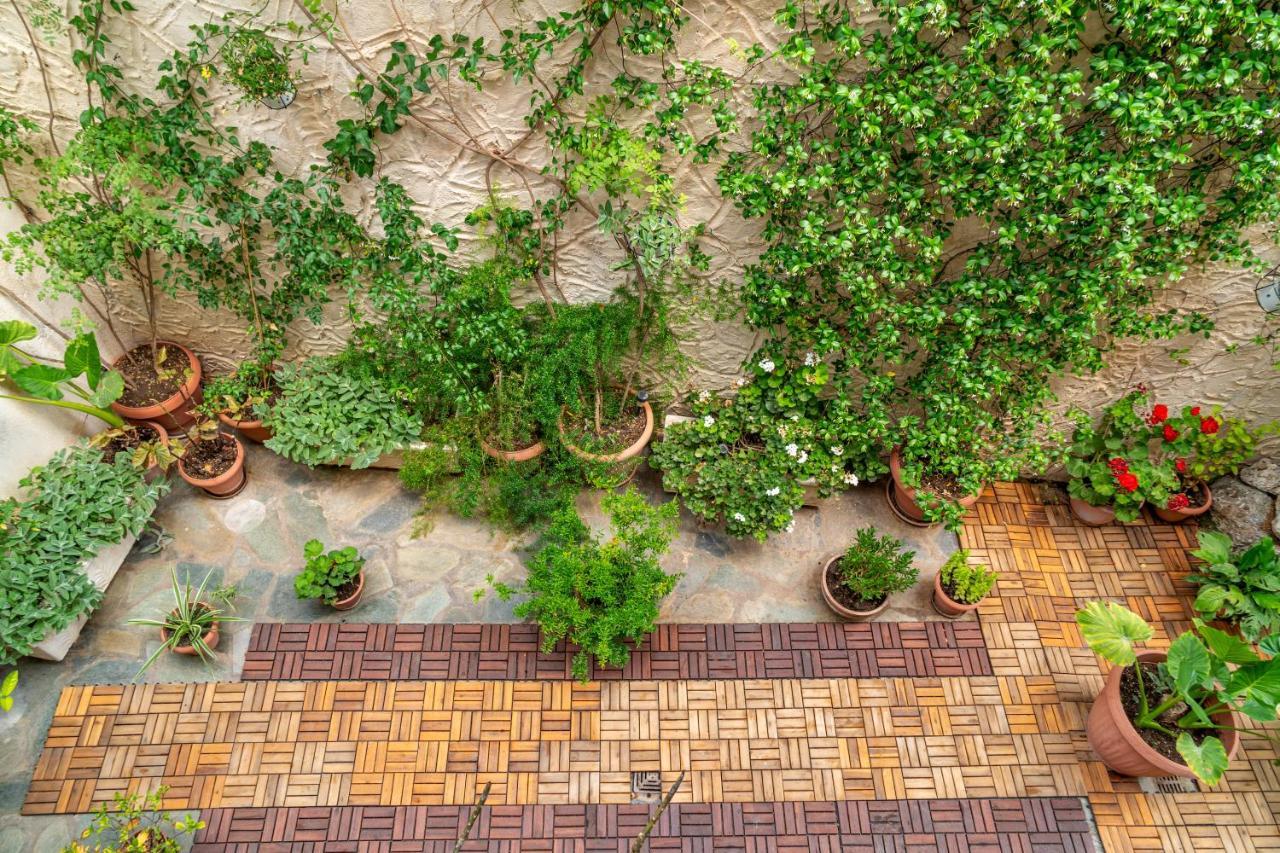 Guest house Arolithos